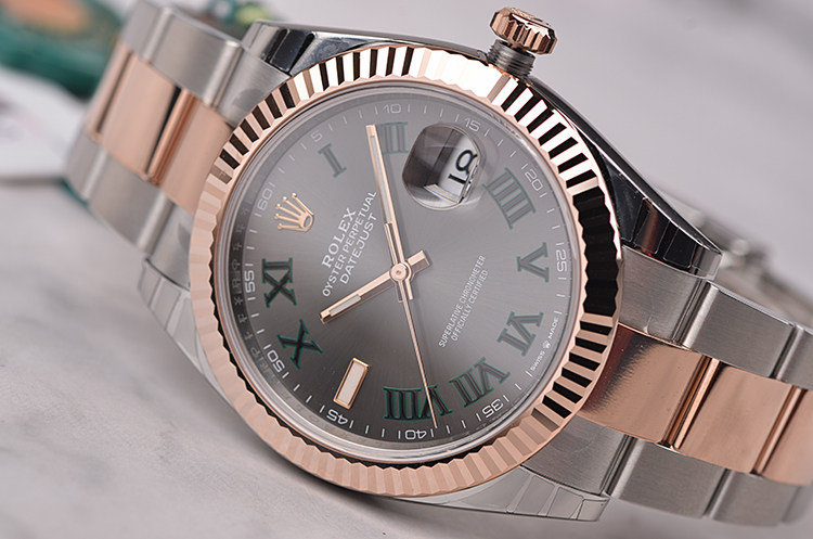 已售出【国行全新】劳力士日志型玫瑰金及钢灰面绿罗马自动男表126331