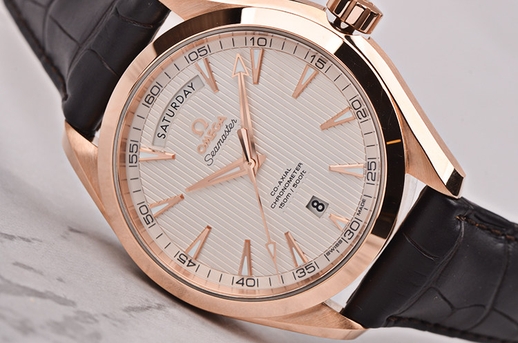 已售出【未使用品】欧米茄海马玫瑰金双历自动男表231.53.42.22.02.001