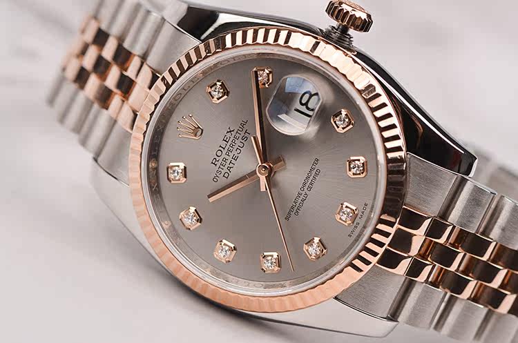 已售出【98新】劳力士日志型玫瑰金及钢灰面刻度钻大三针日历男表116231