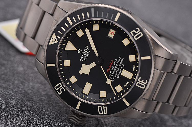 已售出【98新】帝舵领潜型500米防水钛金属及钢大三针日历男表25610TNL