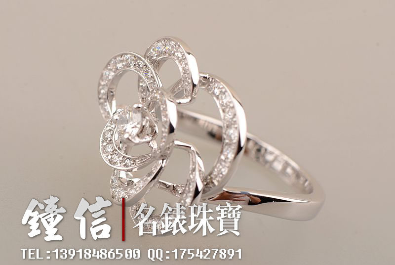 已售出【97新】CHANEL CAMéLIA山茶花白金镶钻戒指及项链套装