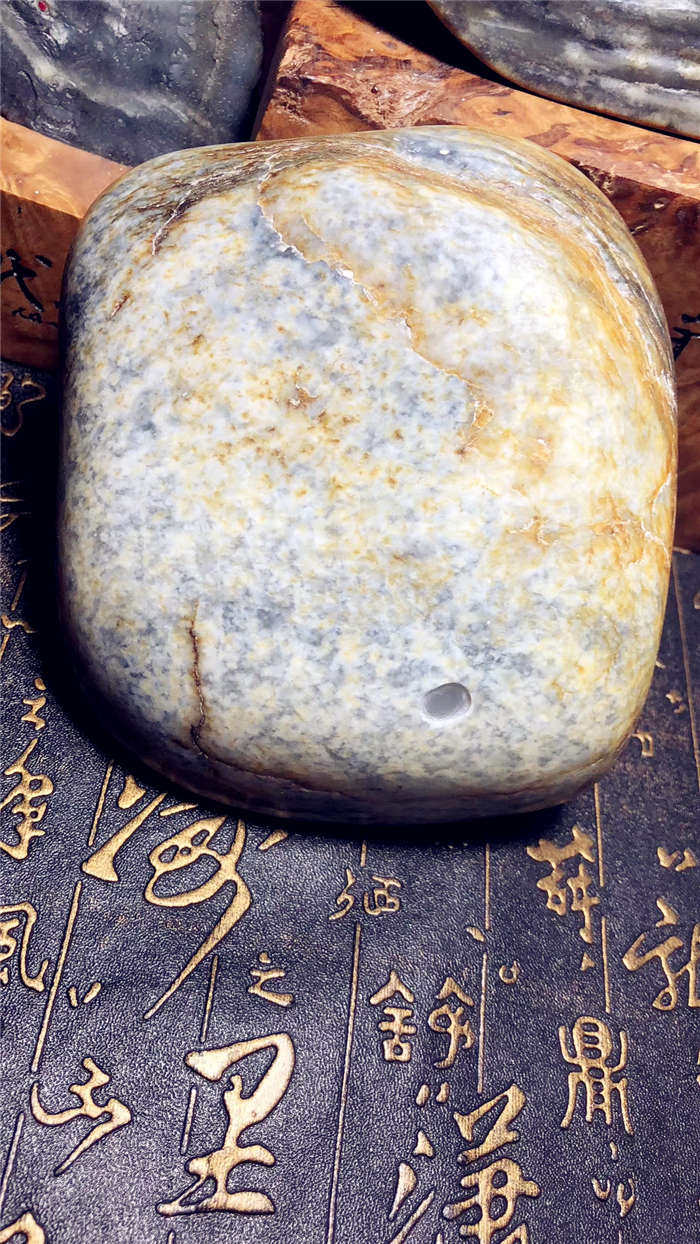 新疆和田玉籽料白皮料摆件---仿古龙(石包玉)