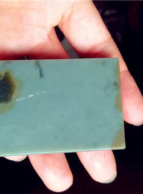 85.9克新疆和田玉籽料沙枣青牌子（6.5*5.5*1)