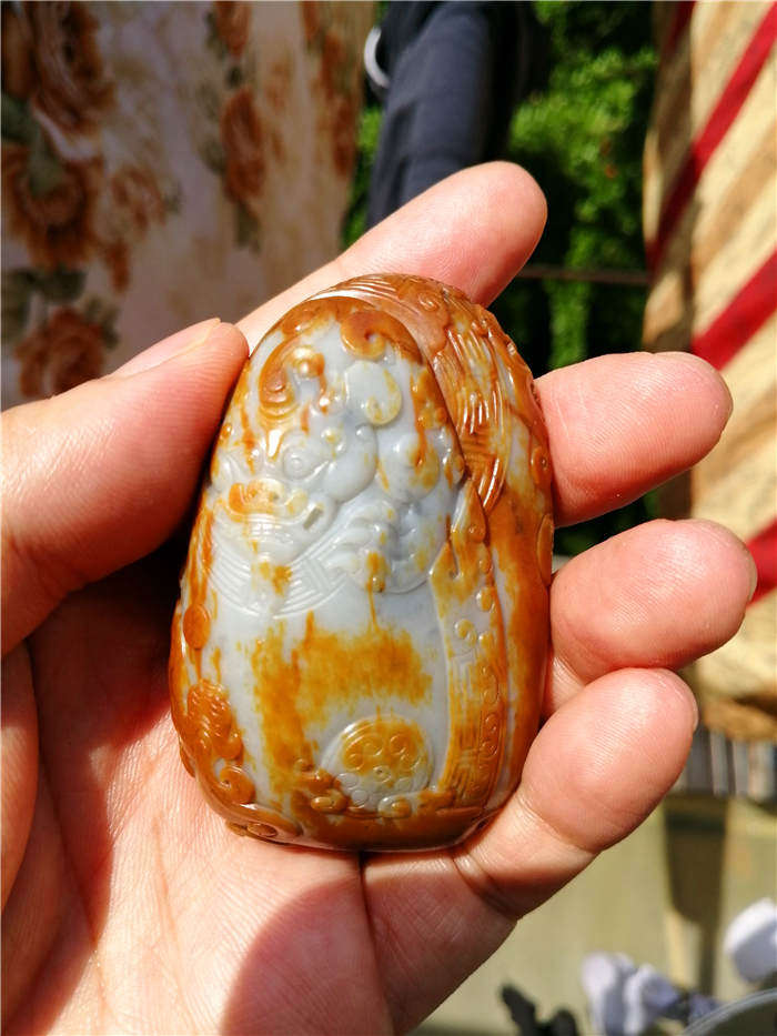 145克新疆和田玉籽料黄皮蓝白底沙枣青直闪石独籽把件(貔貅)