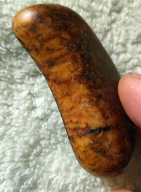 新疆和田玉籽料黄皮桃花玉 紫罗兰 直闪石玉原石67.8克
