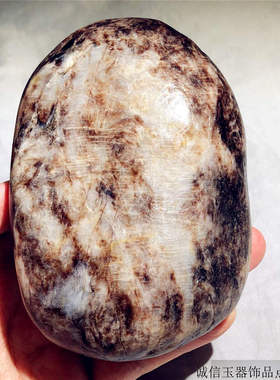 740克新疆和田玉籽料特色直闪石原石（紫色的玉）