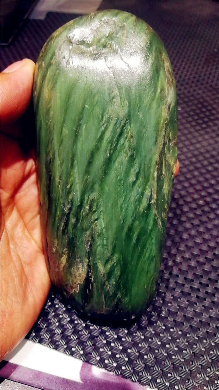 755克新疆和田玉籽料阳绿色猫眼沙枣青直闪石原石玩料(蓝色玉)