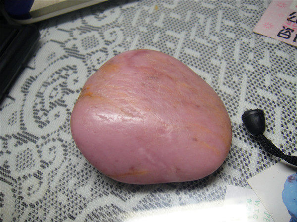 236克新疆和田玉籽料桃花玉紫罗兰直闪石原石玩料(有鉴定证书)