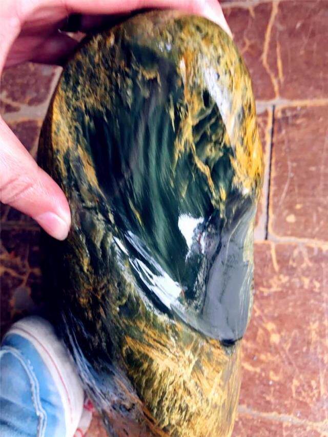11公斤新疆和田玉籽料黄皮沙枣青直闪石原石摆件(肉细,配有底座