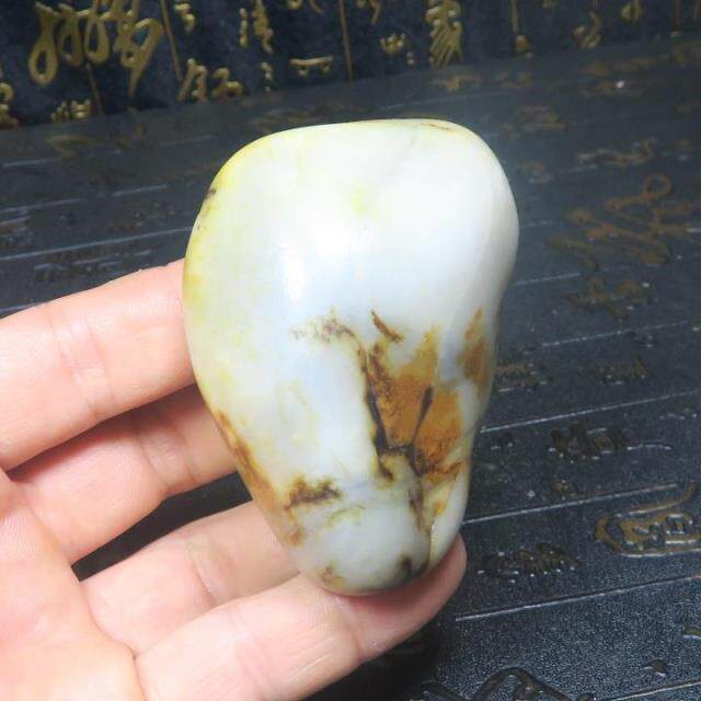 219克新疆和田玉籽料点点黄皮青花原石玩料