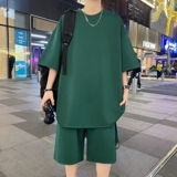 墨绿色