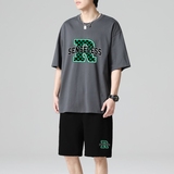 深灰上衣+黑裤子