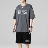 深灰上衣+黑裤子