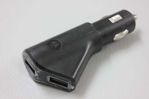 摩托罗拉双口USB车载充电器手机车充5.1V 750mA