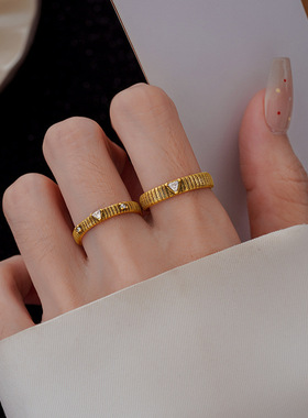 复古金色拉丝三角钻戒指轻奢高级感设计感小众精致复古情侣对戒