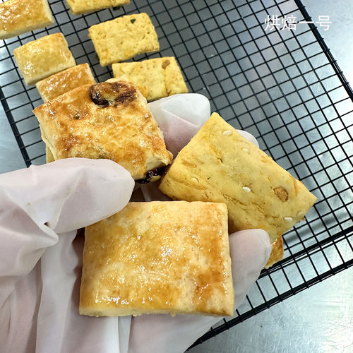 手工现做半糖多口味蔓越莓蛋黄肉松司康小饼干
