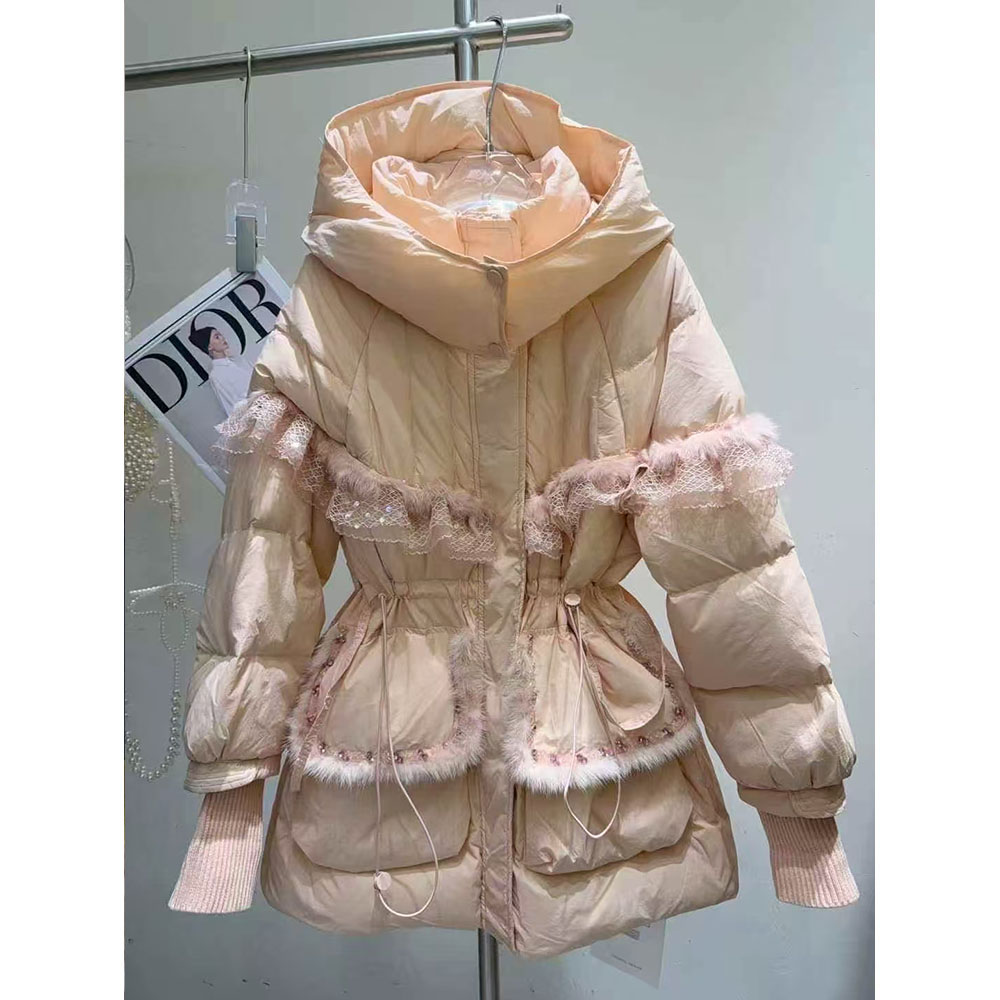 重工蕾丝荷叶边拼接白鸭绒羽绒服