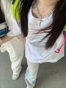 T0171-P25简约线条设计纯棉前印花短袖t恤男女款宽松版,羽绒服女款鞋子搭配图片
