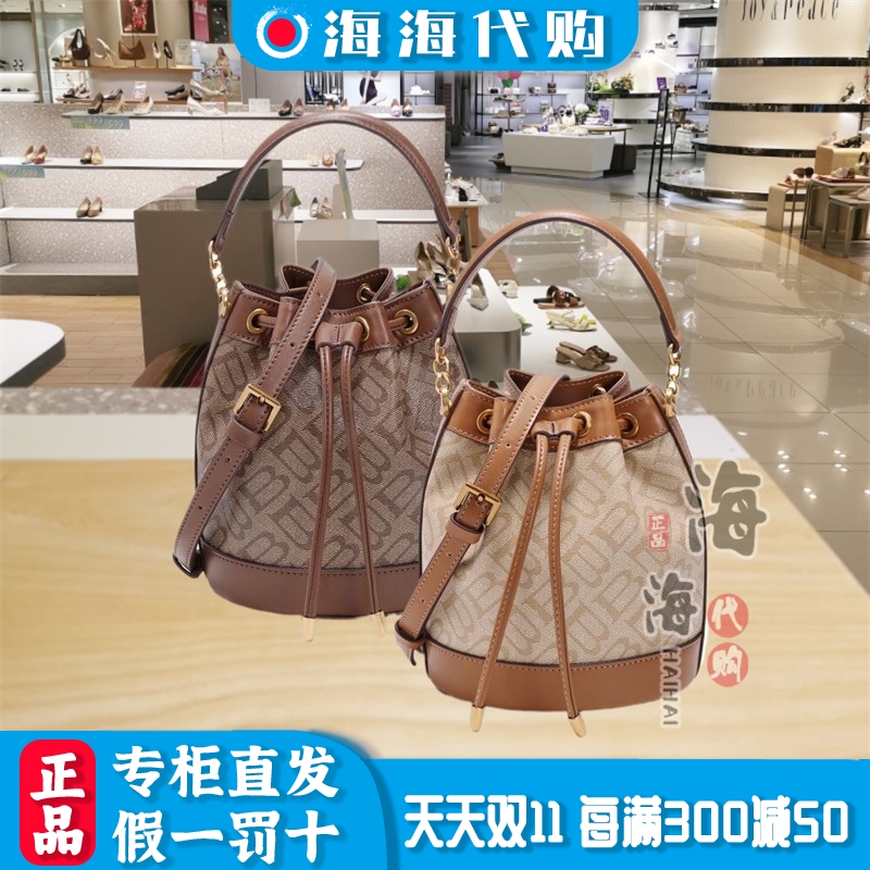百丽春季简约手提单肩水桶包女包