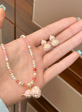 原创清新时尚滴油珐琅四叶花粉色葫芦串珠项链轻奢小众百搭毛衣链