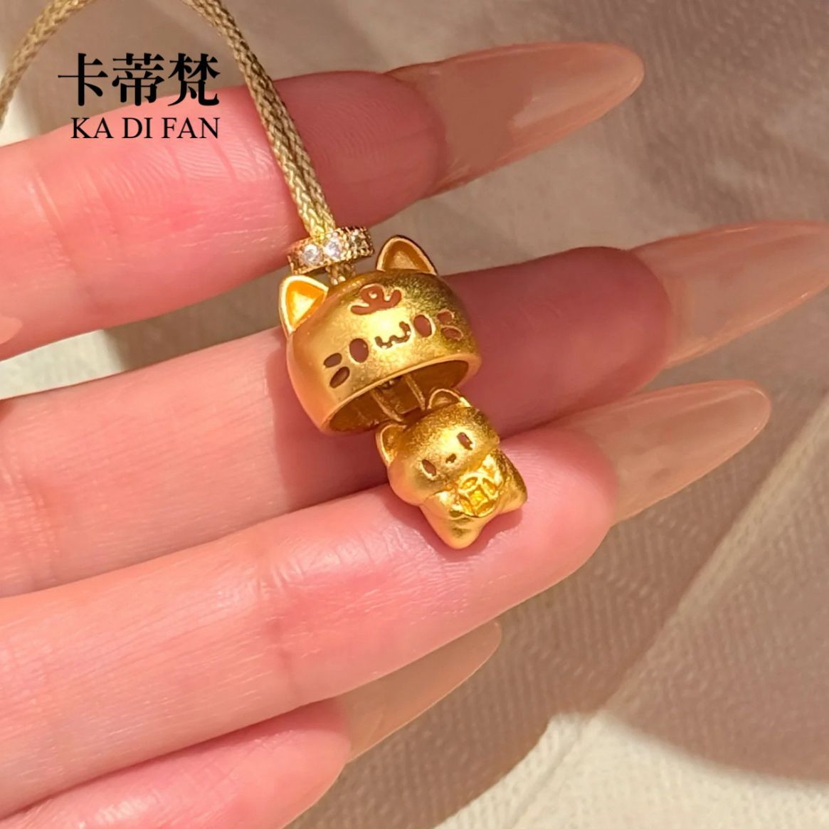 小红书爆款沙金躲猫猫吊坠可爱卡通招财猫项链萌宠猫咪手机钥匙挂