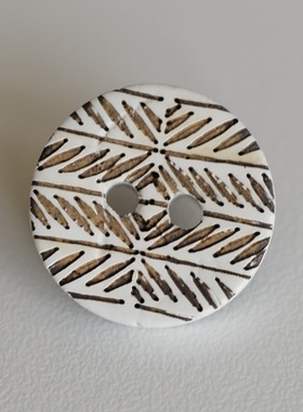 15mm仅一颗德国JIM白色涂层梭形刻纹椰壳材质纽扣