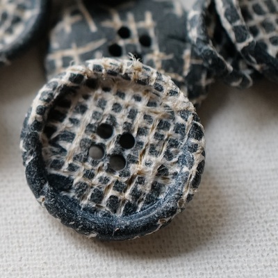 灰蓝色滚边纹理破碎感纽扣