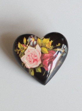 25mm×23mm一颗价德国JIM黑底粉色红色玫瑰花图爱心形树脂纽扣