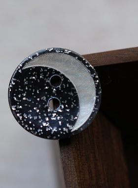 18mm一颗价英国Textile Garden黑底自然色月牙贝壳纽扣