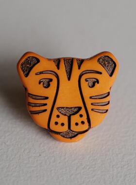 16mmx13mm1颗价英国Textile Garden暗橘黑色线条老虎头造型纽扣