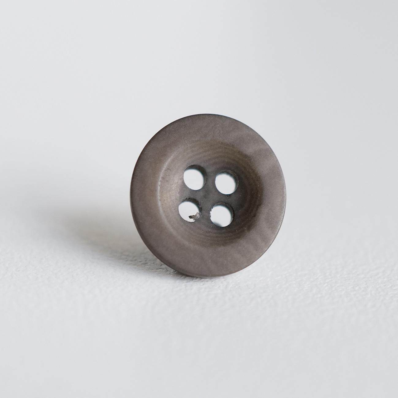 卡其灰中间内凹象牙棕榈纽扣