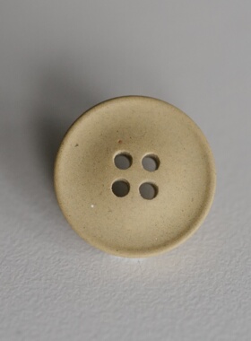 20mm一颗价英国Textile Garden浅黄色光滑哑光再生涤纶纽扣
