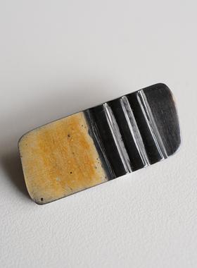 40mmx17mm一颗价格英国T G一边平面烧黄色一边黑色波纹牛角纽扣