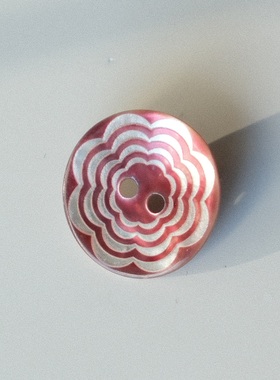 18mm一颗价英国Textile Garden光亮玫瑰红色镭射波纹花贝壳纽扣