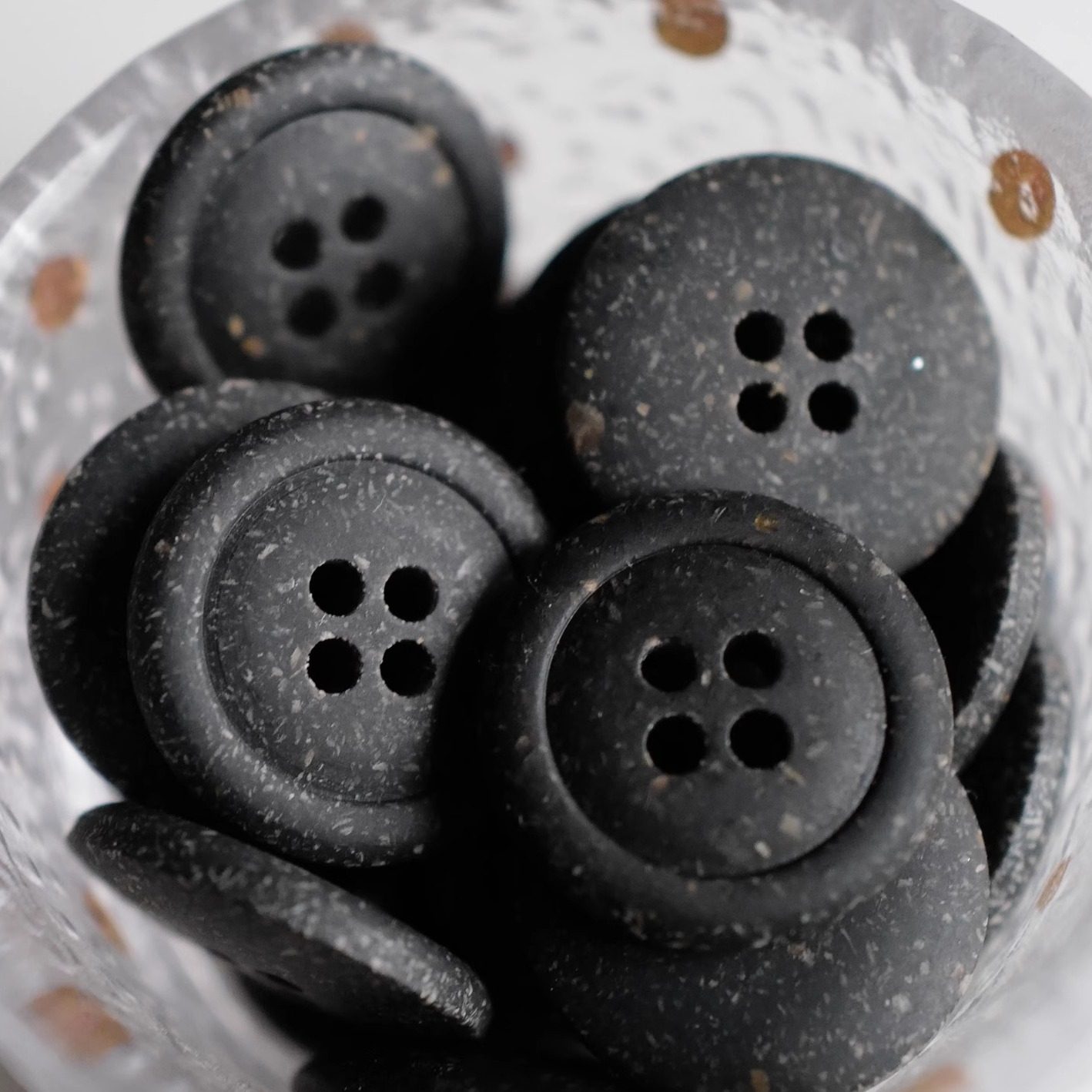 环保可降解本炭黑灰纽扣