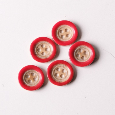 聚酯纤维材质鲜红色凸边纽扣