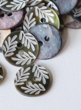 13mm不到一颗价格英国Textile Garden白色枝叶深暗绿色底贝壳纽扣