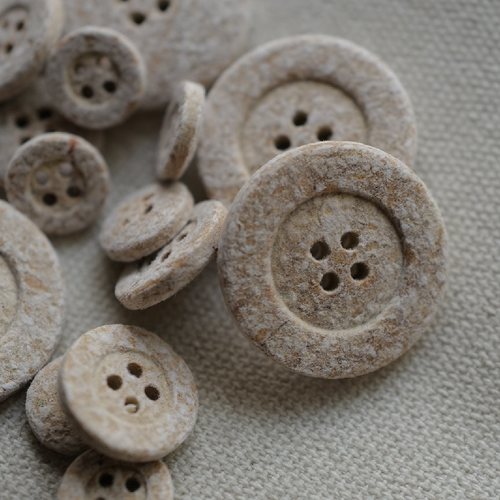 英国燕麦色微绒毛面棉质颗纽扣