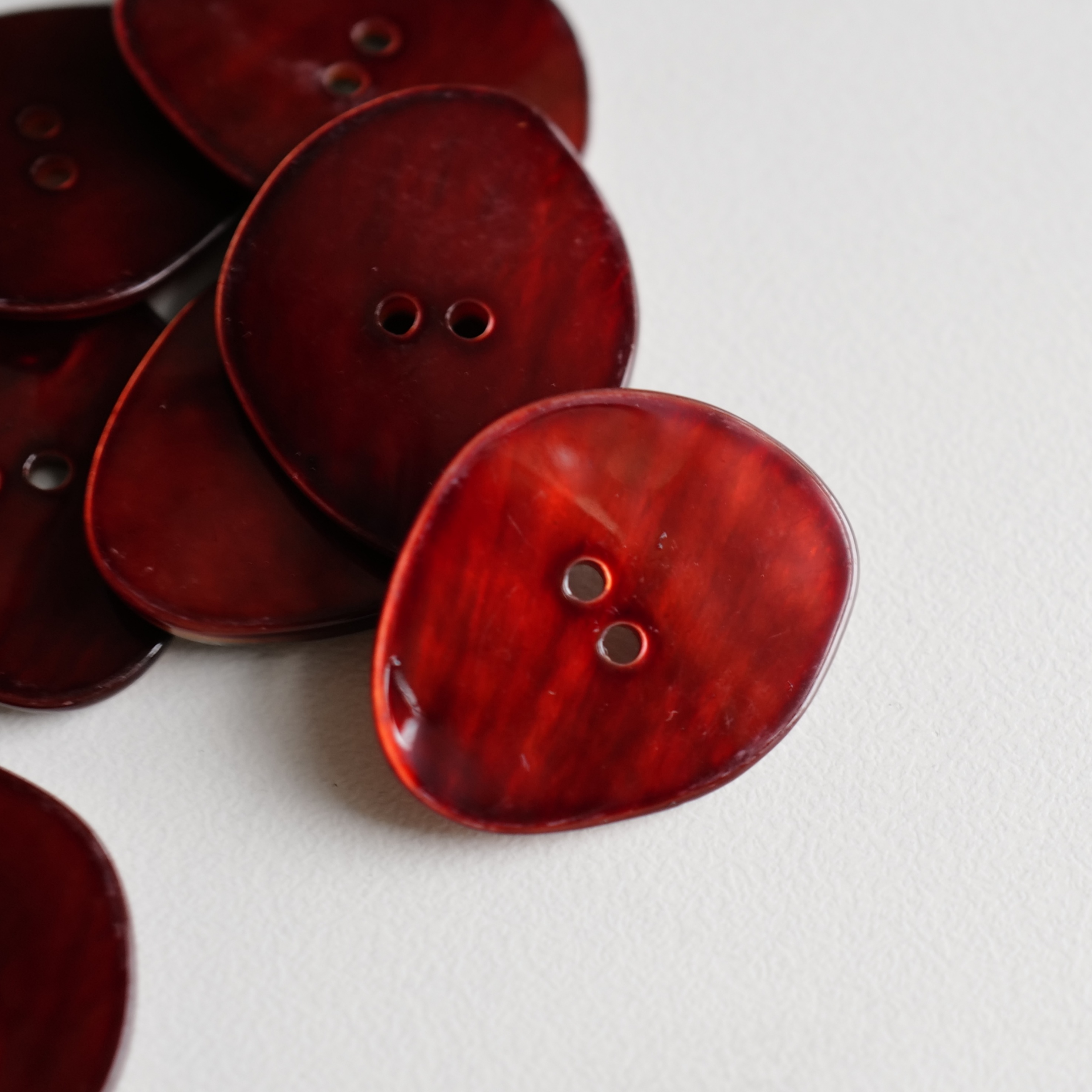 不规则锈红色贝壳纽扣