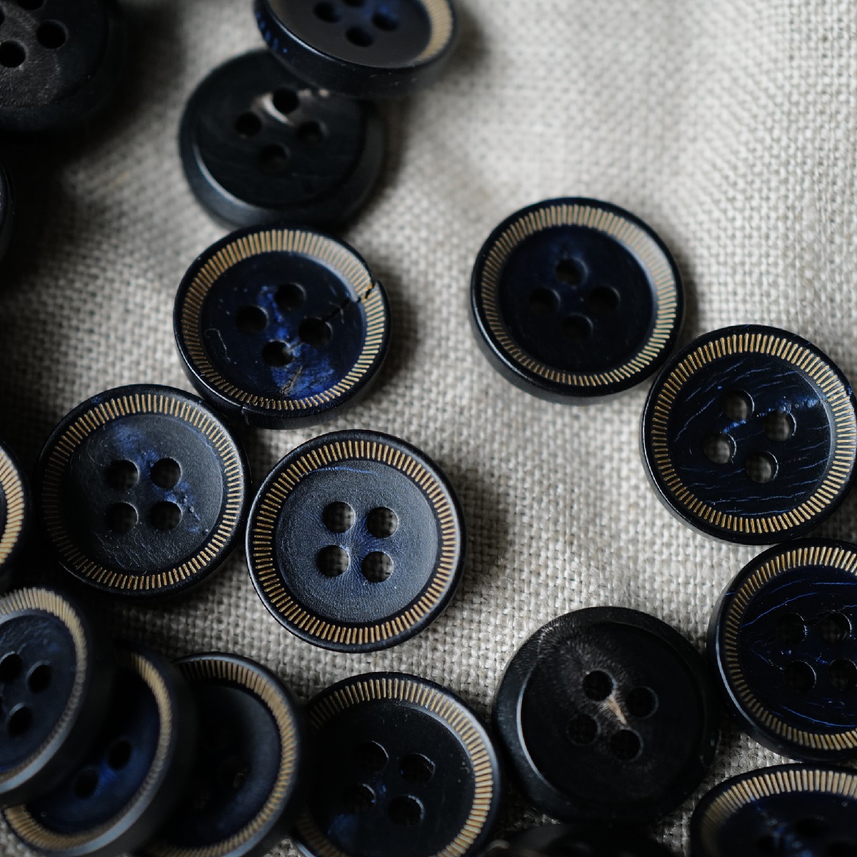 15mm 1颗价格英国Textile Garden深蓝褪色水牛角斜面凸边纽扣