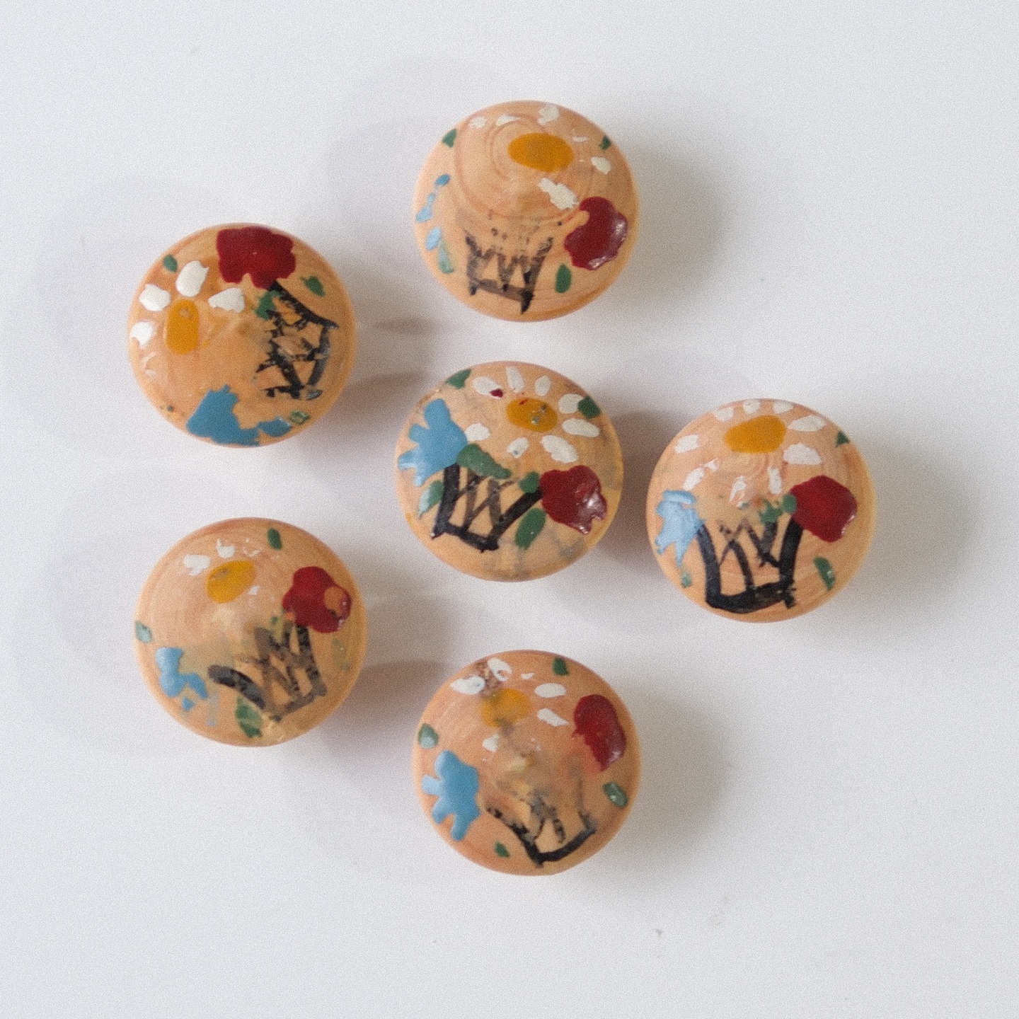 童真风格彩色手绘花朵木质纽扣