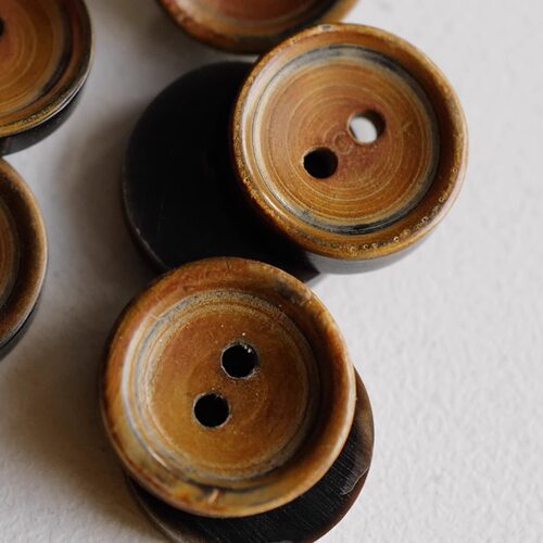 姜饼棕混合绿牛角纽扣