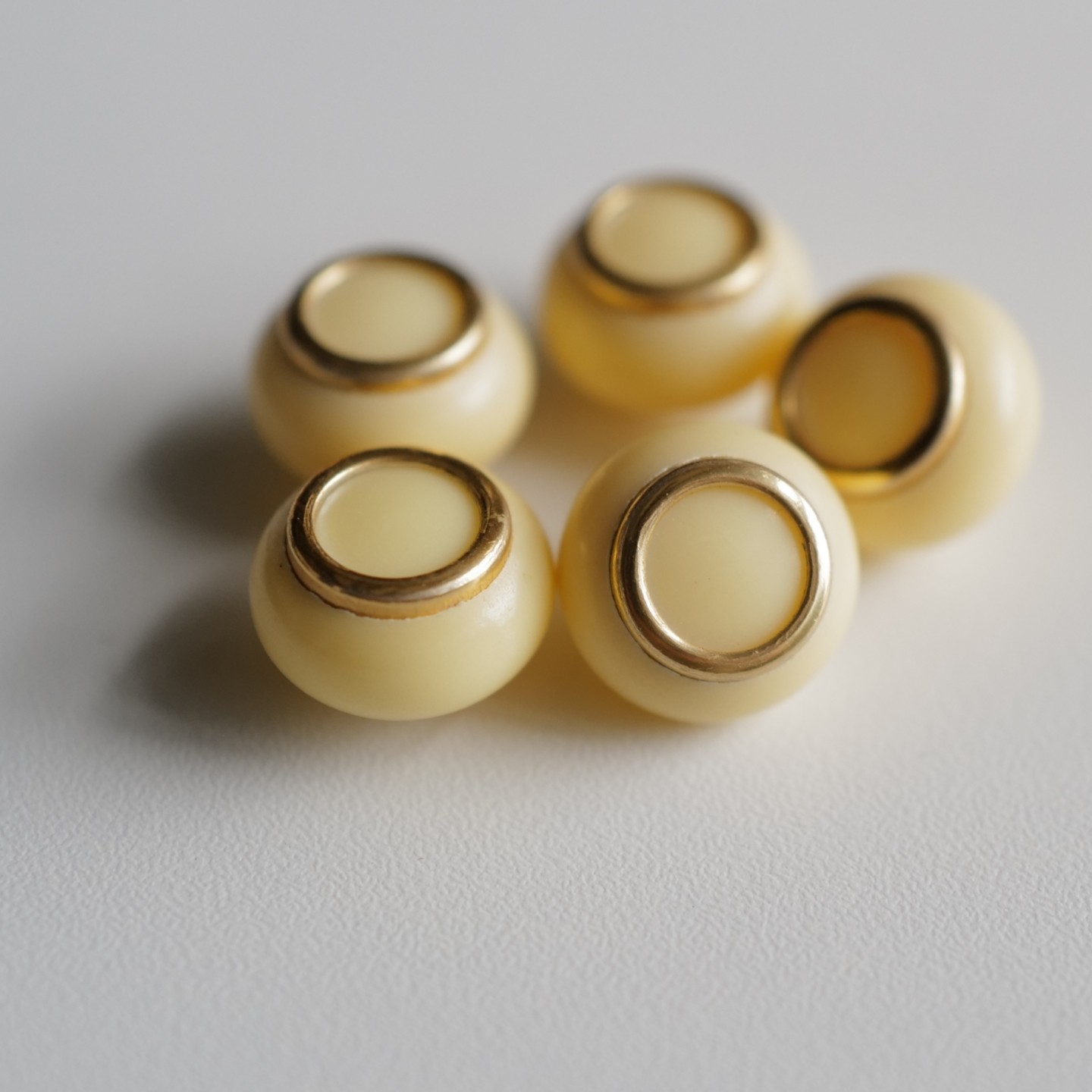 14mm一颗价德国VINTAGE奶黄色银色线条圆顶球形贝克兰胶木纽扣,纺织面料/辅料/配套,服装纽扣,淘宝优惠券,粉丝福利购,淘宝优惠卷