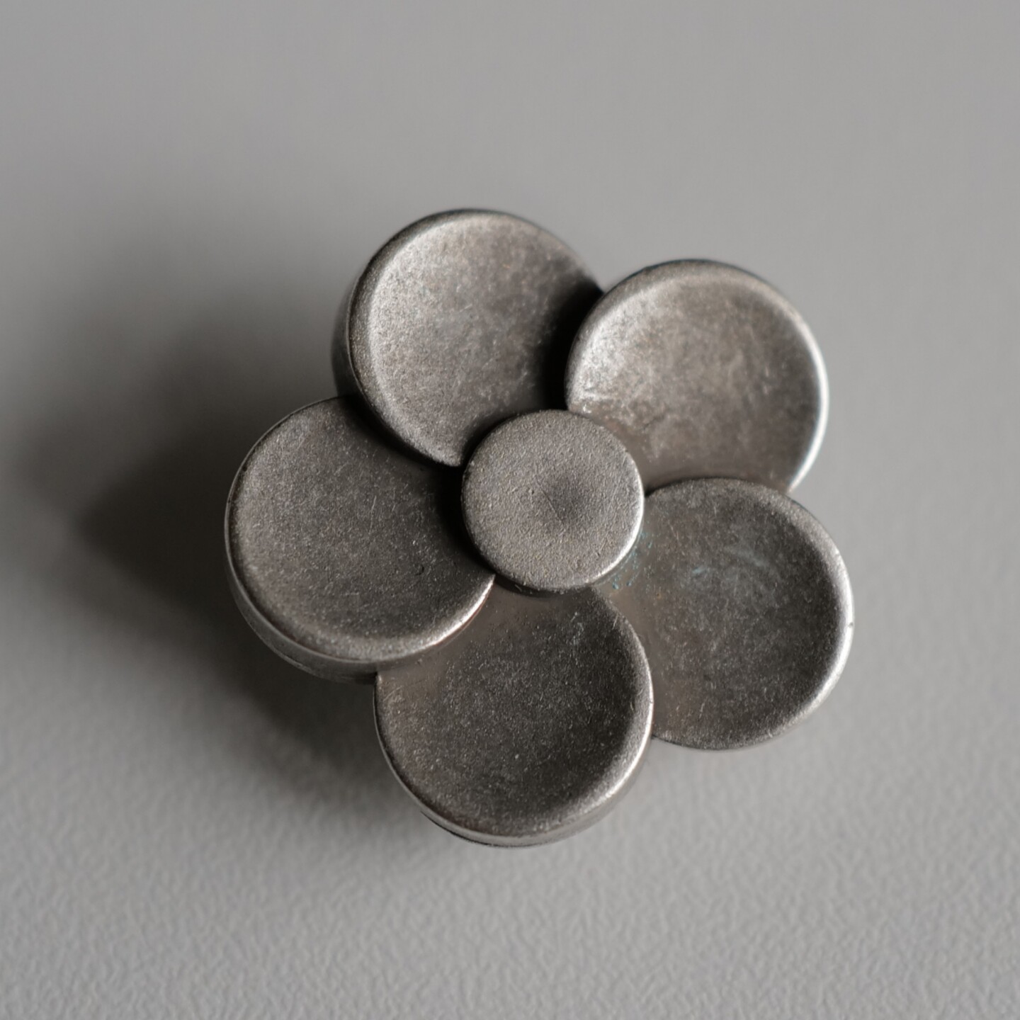 22mm1颗价英国Textile Garden非金属ABS材质旧银色山茶花造型纽扣