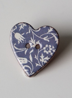 26mm一颗价英国Stockwell光亮灰蓝底白色花朵藤蔓图手工陶瓷纽扣