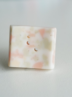 B色24mm仅1颗价英国Textile Garden瓦片形光水磨石风粉灰色纽扣