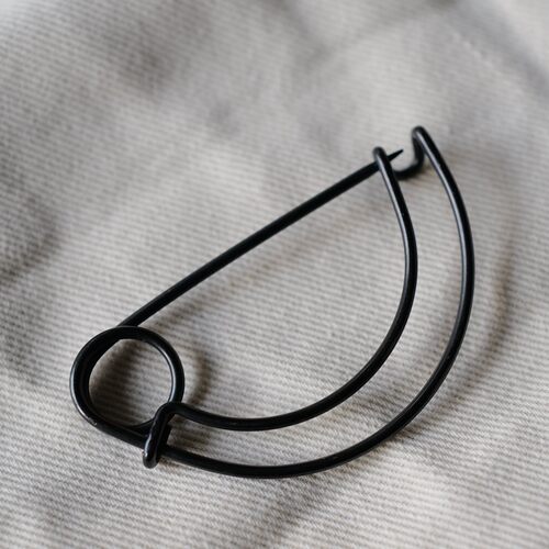 哑光黑半圆金属披肩开衫别针