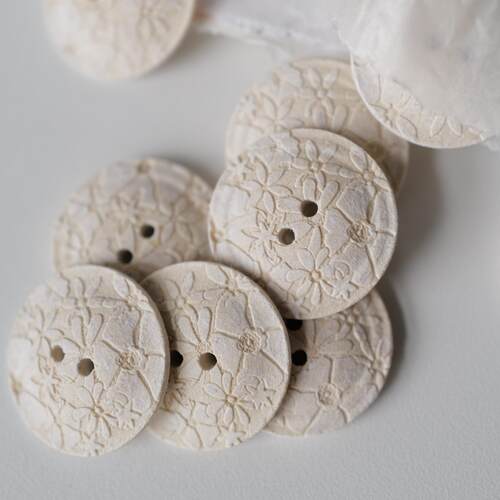 TextileGarden浅色花朵刻纹纽扣