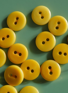 12mm一颗价德国JIM两面可用两孔亮黄色象牙棕榈纽扣