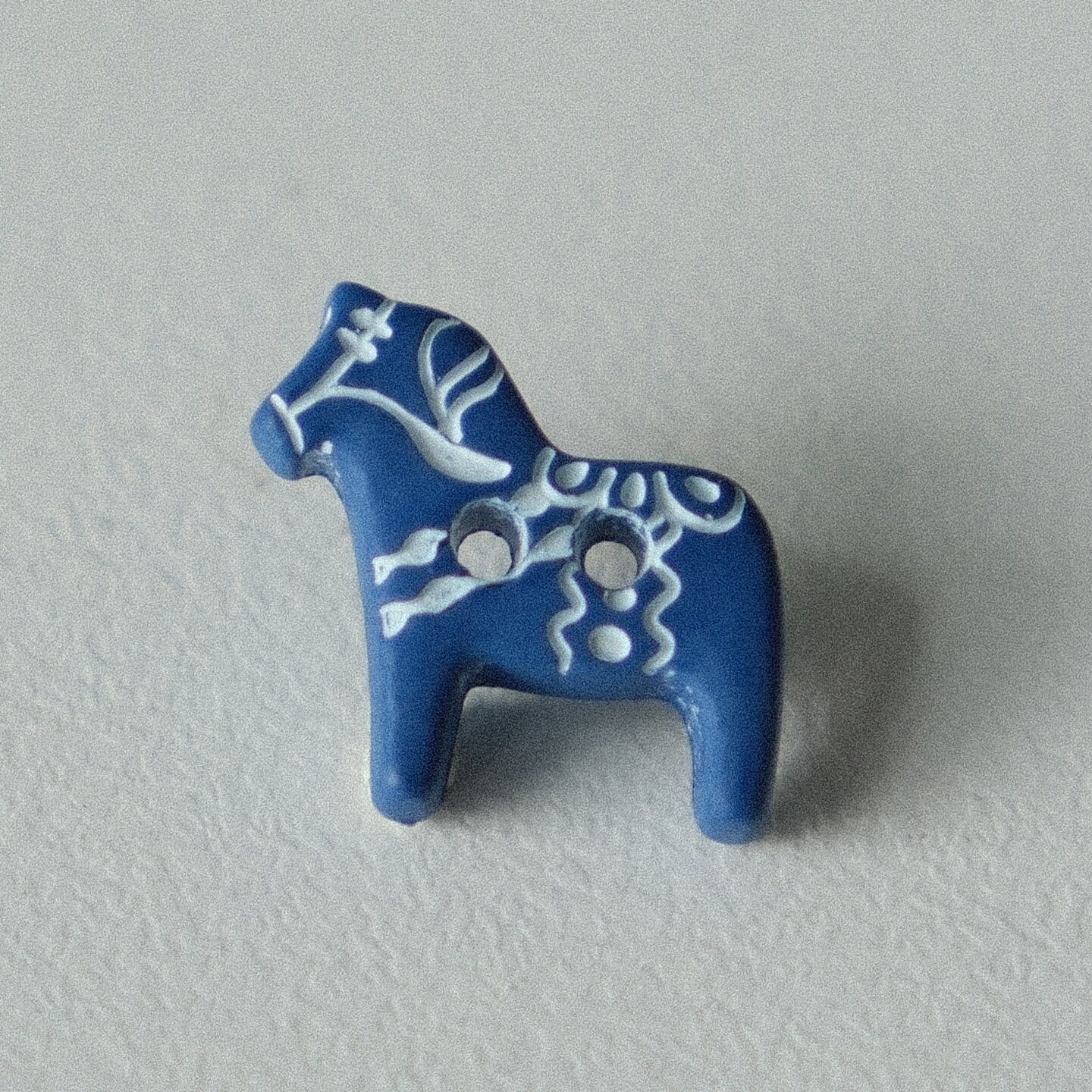 15mm 一颗价英国 Textile Garden 蓝底白印花亚当斯马纽扣 - 实物图